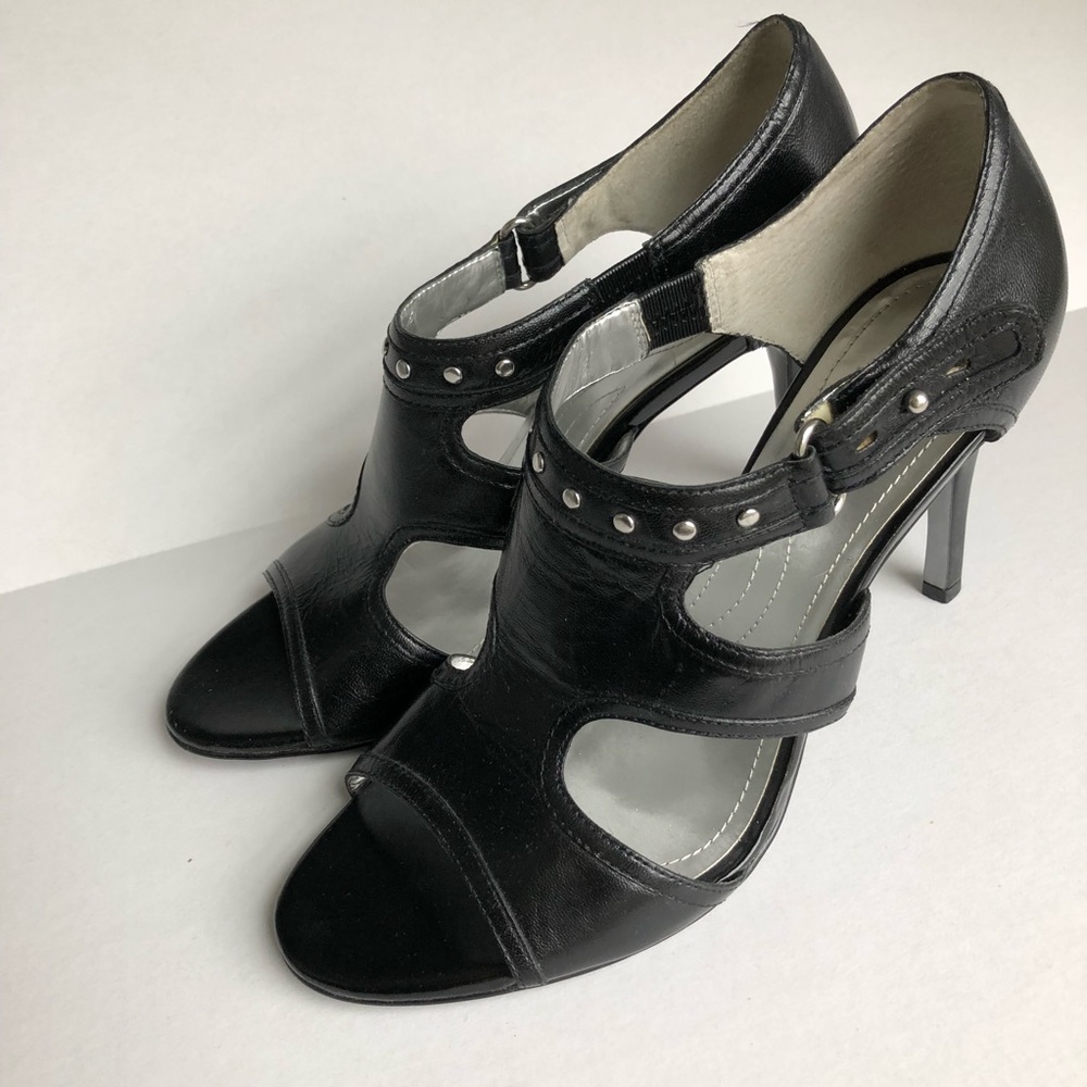 Tahari sandals